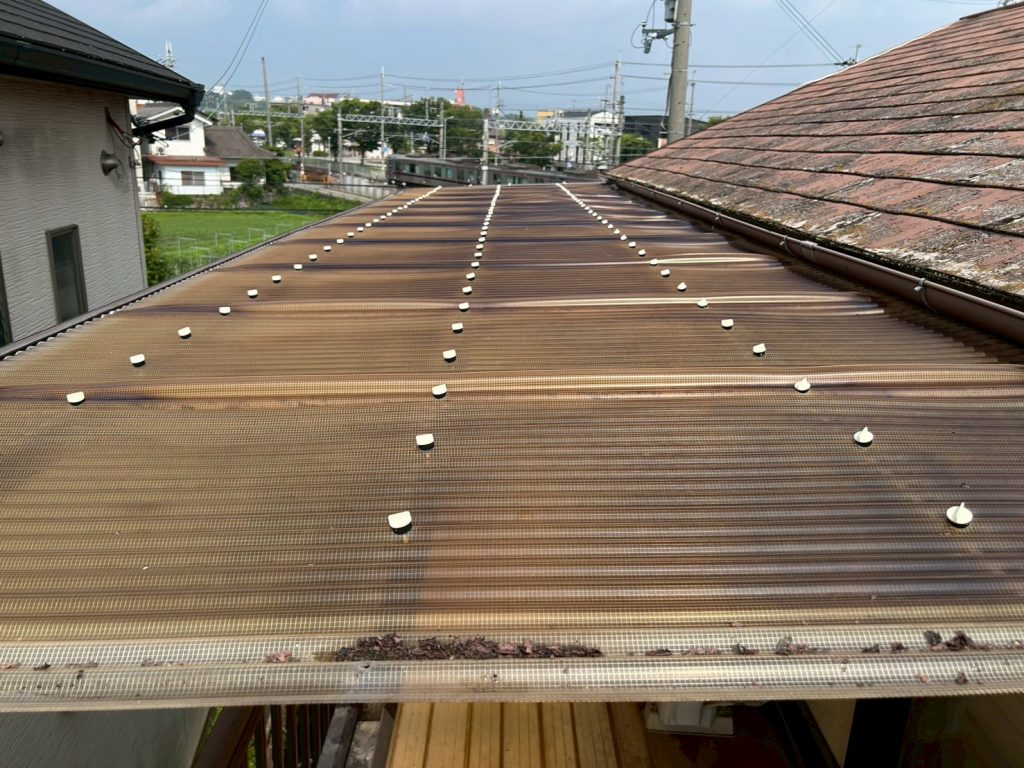 大阪市西淀川区で波板点検、変色した屋根面と汚れが進んだ古い波板を現地確認